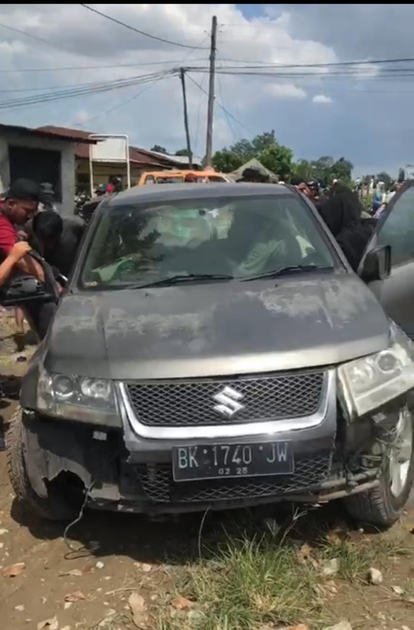 Ditabrak KA, Pengemudi Mobil Luka-luka Di Sunggal