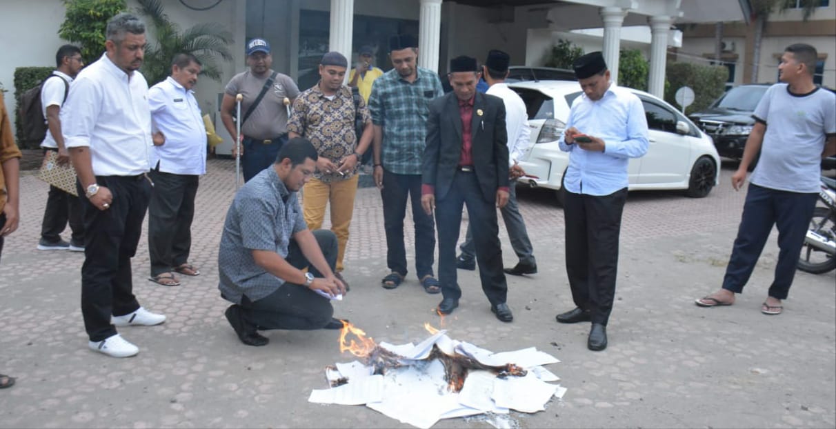 Dewan Musnahkan Kertas Soal Dan Jawaban Tes Pansel KIP Bireuen