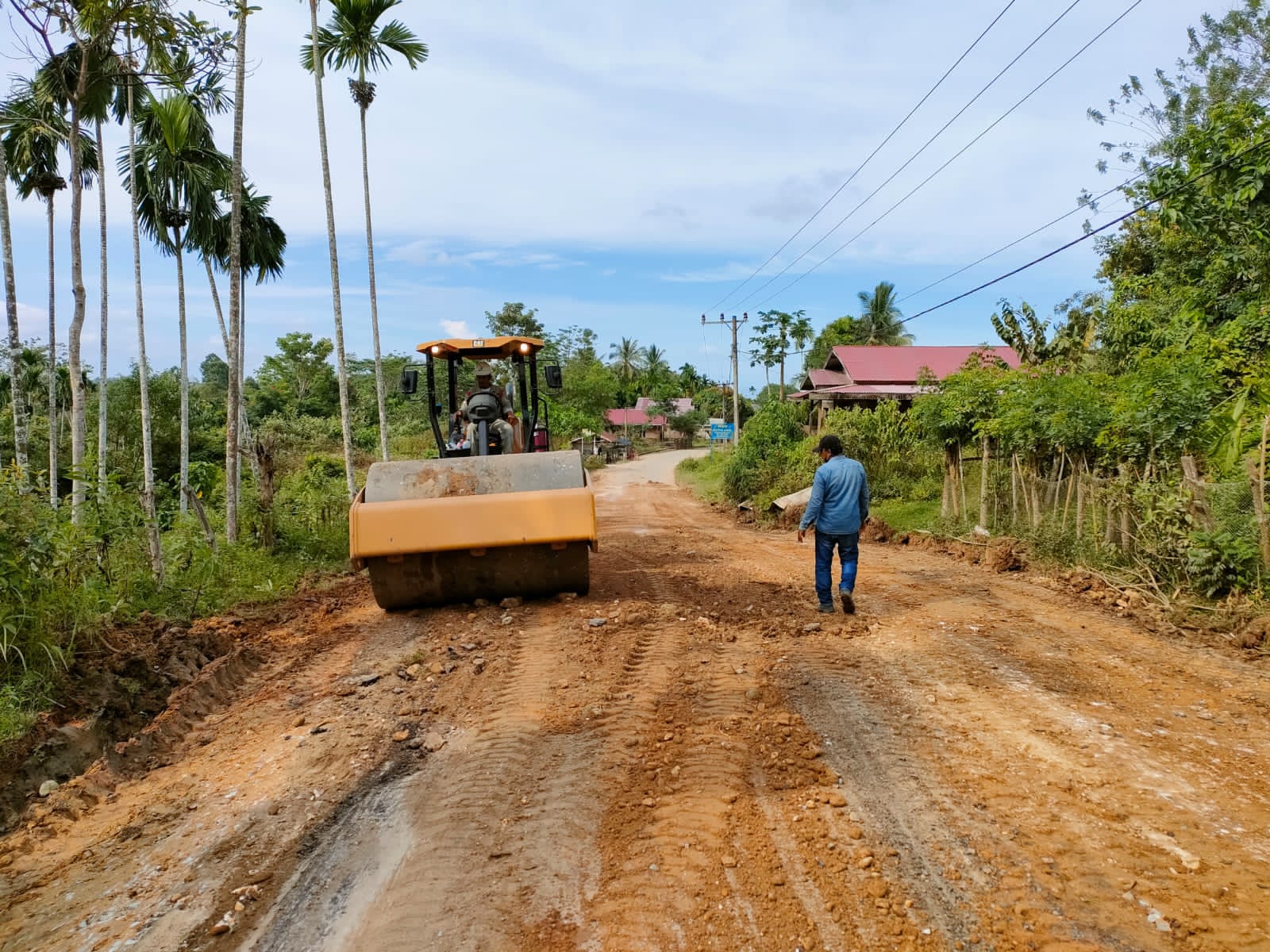 Medco Perbaiki Jalan Indra Makmu - Julok Sepanjang 13 Km