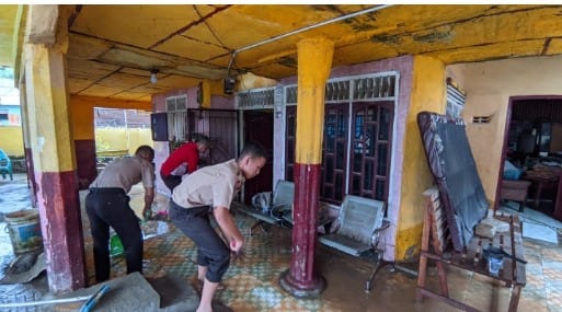 Relawan Pramuka Peduli Bantu Bersihkan Rumah Korban Banjir