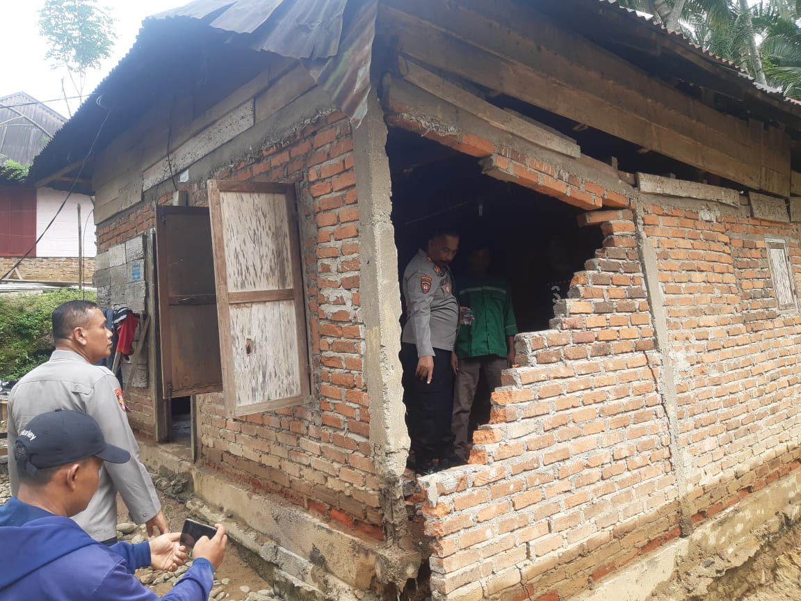 Banjir Barumun Turut Merusak Rumah Janda Anak Tiga
