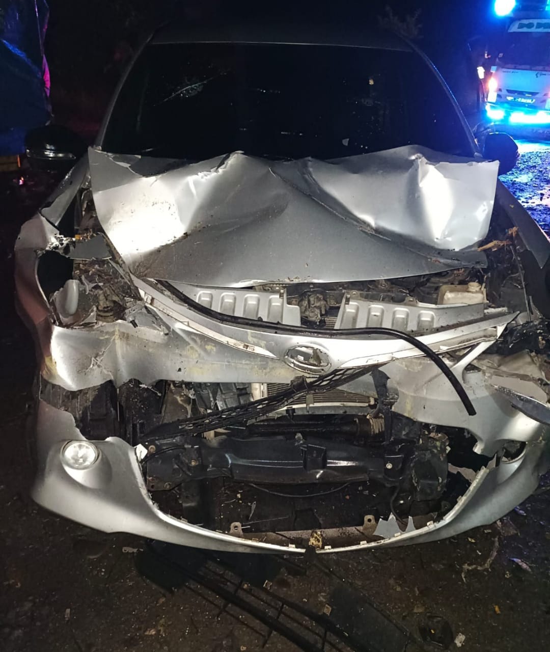 Avanza Tabrak Belakang Mobil Colt Diesel Rusak, 5 Luka-luka