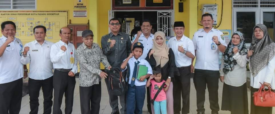 Berkat Perhatian Wali Kota Sidempuan, Siswa Putus Sekolah Ini Kembali Tersenyum