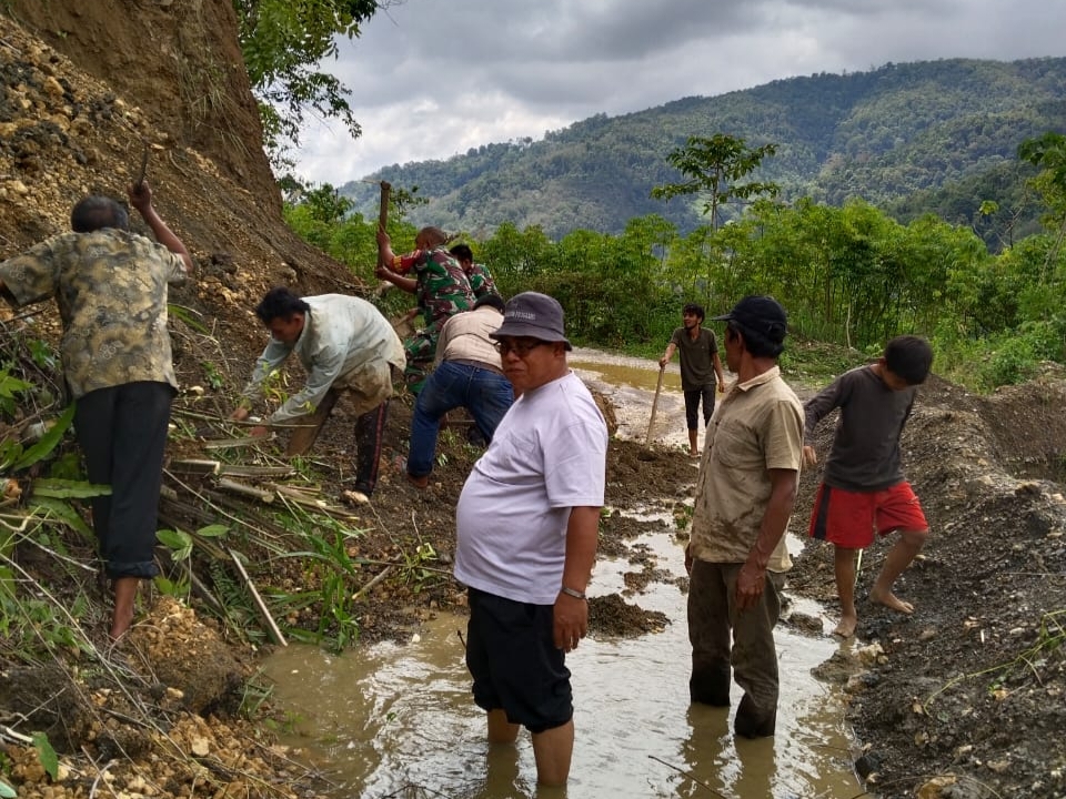 Urai Kemacetan, Masyarakat Dan Pihak Kecamatan Ratakan Timbunan Longsor