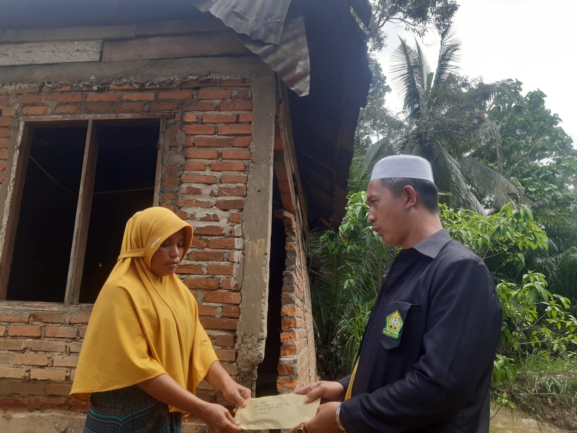 Ketua BSPPL Santuni Korban Banjir Di Desa Janjilobi