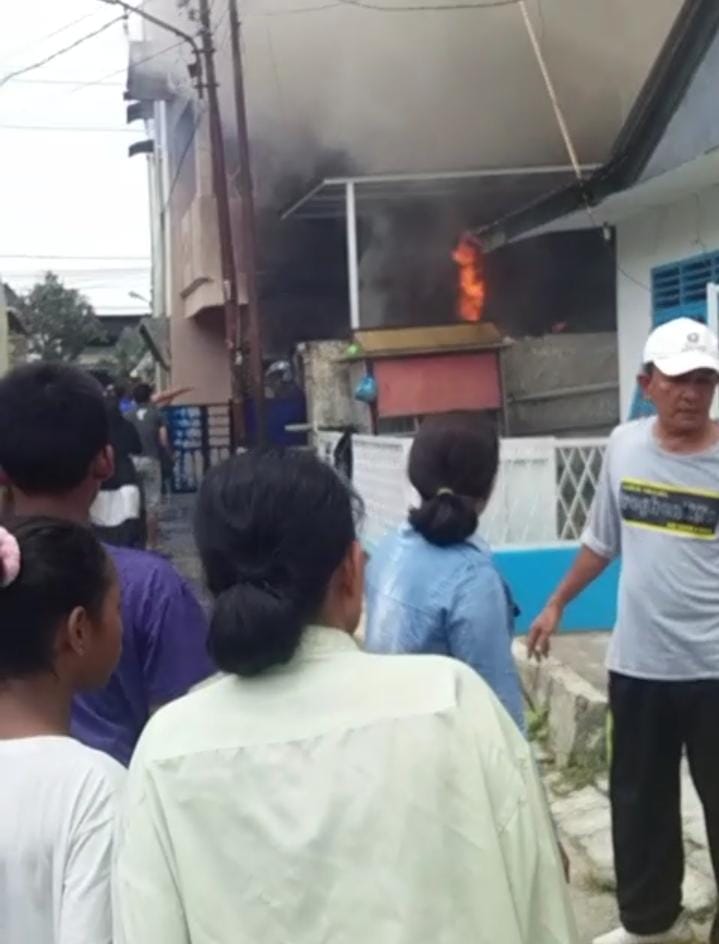 Diduga Korslet, Mobil Mewah Terbakar Di Garasi