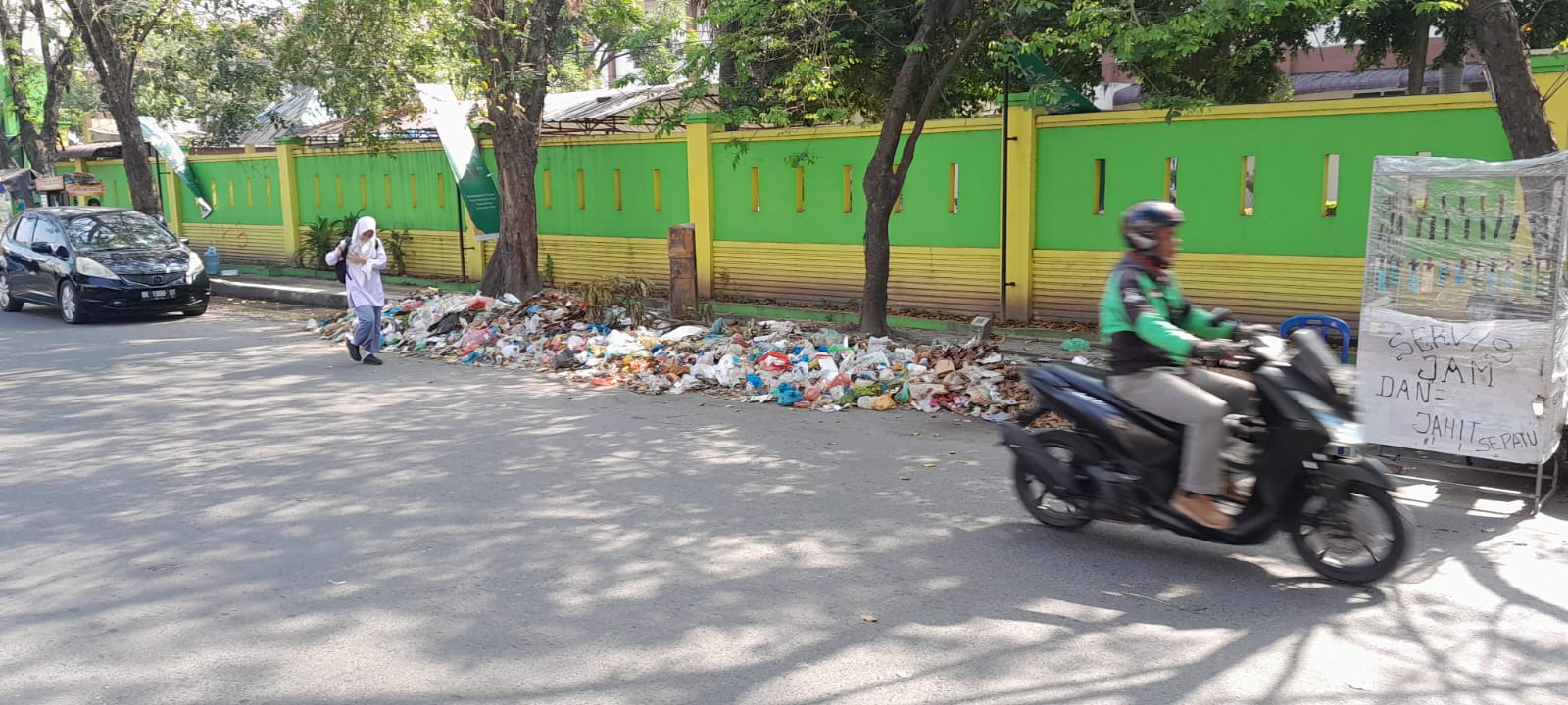 Sampah Menumpuk Di Depan MAN 1 Dan MAN 2 Model
