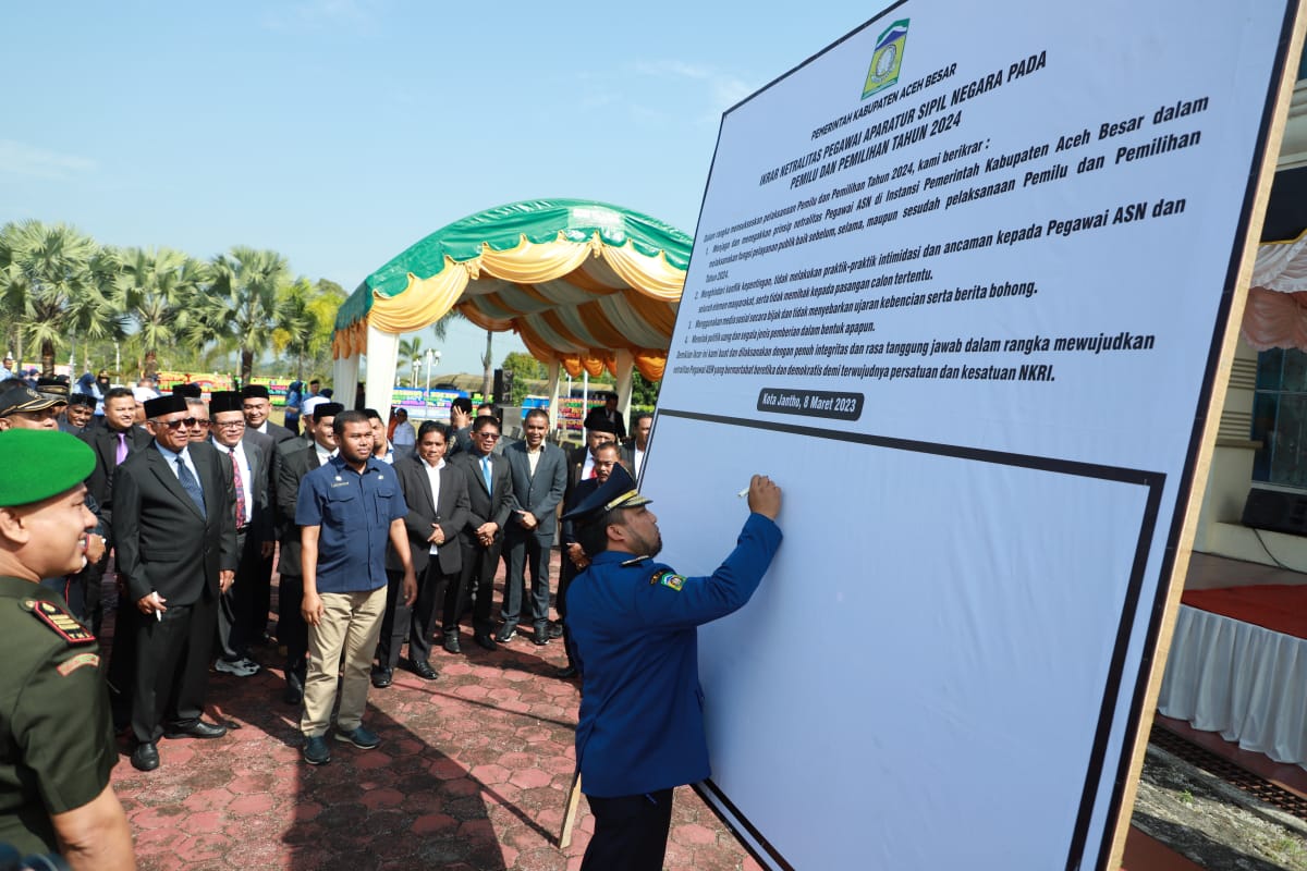 Pj Bupati Aceh Besar Pimpin Ikrar Netralitas ASN Jelang Pemilu Dan Pilkada 2024