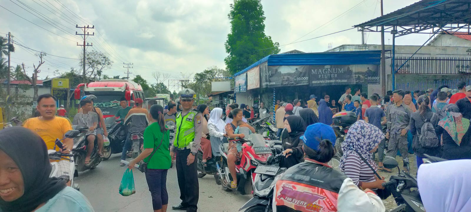Warga Geger Temuan Mayat Pria Tergantung
