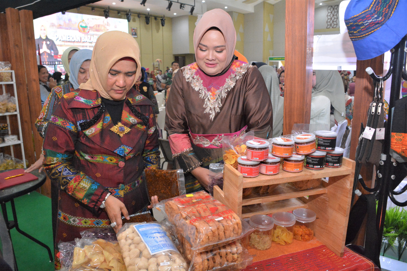 Warga Medan Serbu Pasar Murah HUT Ke-77 Persit Kodam I/BB