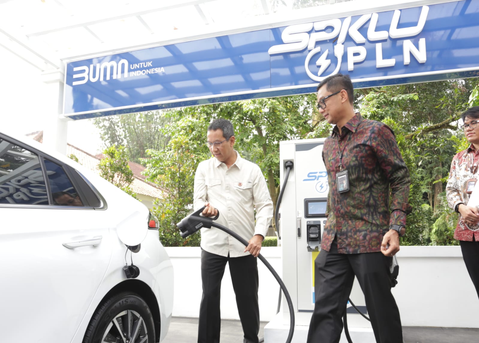 Kepala Sekretariat Presiden Resmikan SPKLU PLN Pertama di Lingkungan Istana Kepresidenan, Dukung Pencapaian NZE 2060