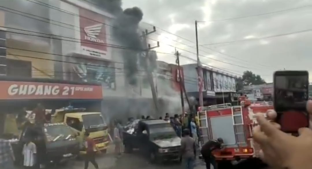 Kebakaran Dua Ruko Di Beureunuen, Petugas Kesulitan Padamkan Api