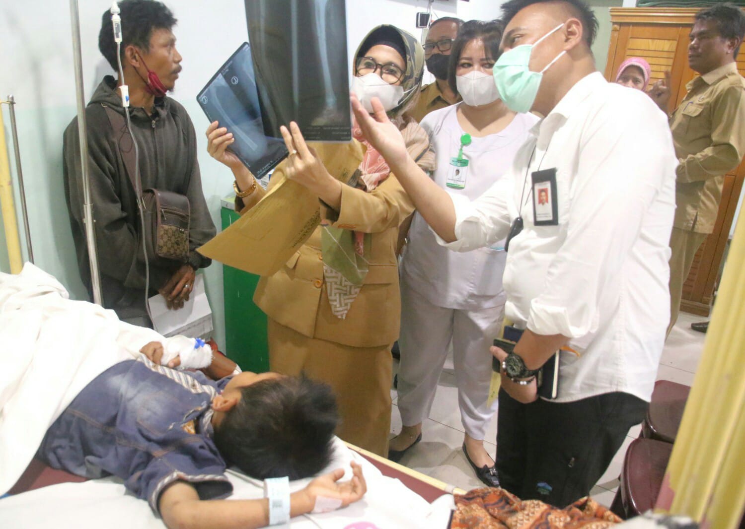 Mensos Bantu Bocah 6 Tahun Patah Kaki Akibat Tertimpa Batu Nisan