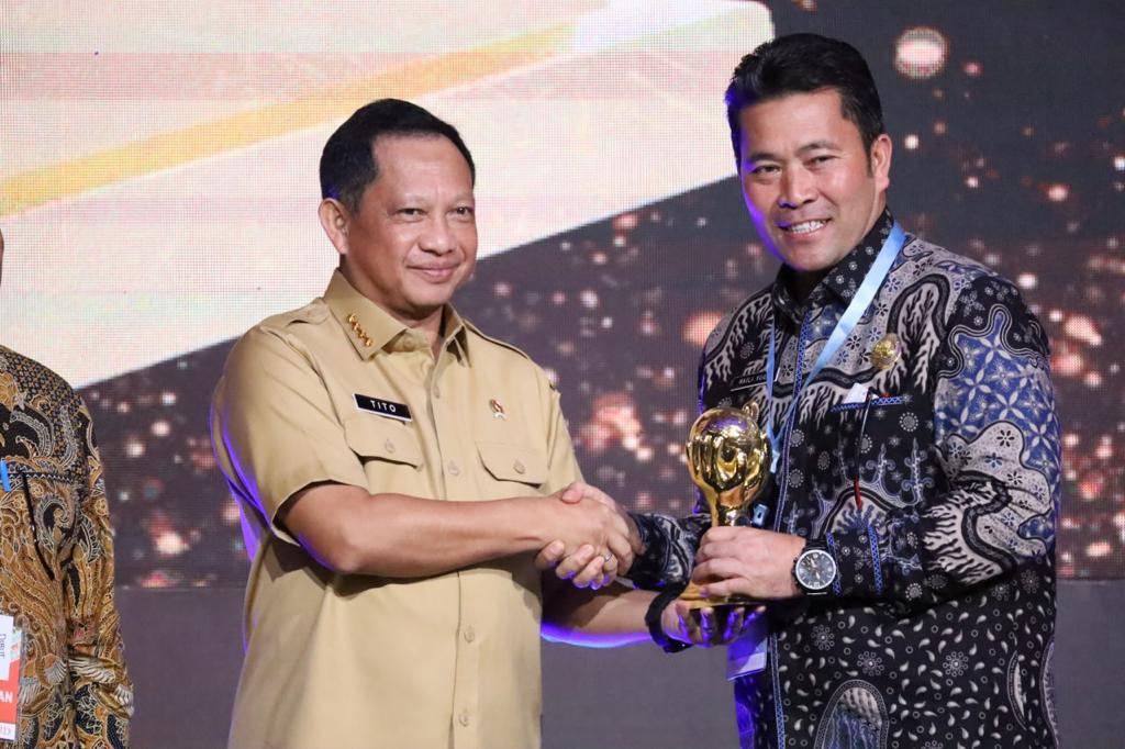 Pj Bupati Bener Meriah Terima Penghargaan Capaian UHC Dari Wapres