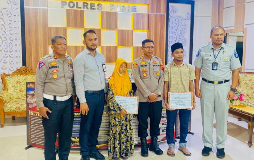 Kurang Dari 1x24 Jam, Jasa Rahaja Serahkan Santunan Korban Kecelakaan Di Pidie