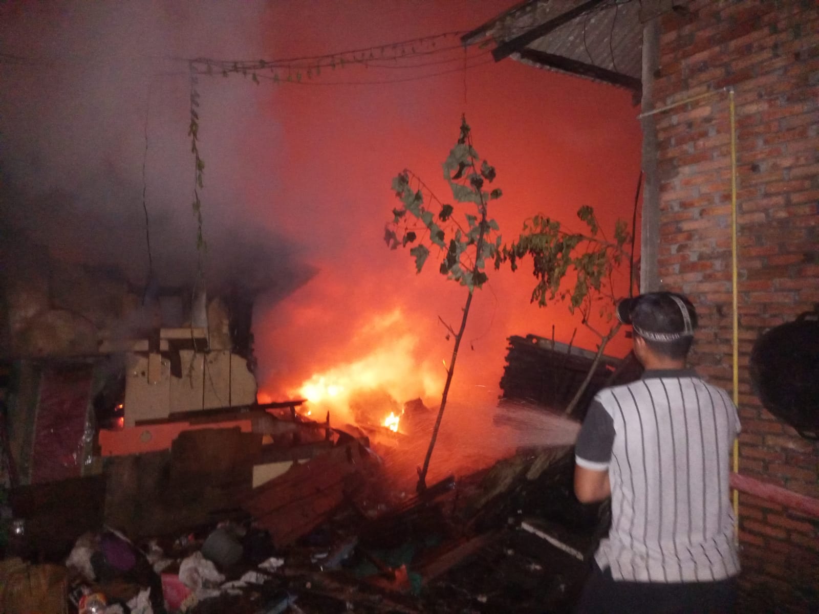 Api Bakar Sampah, Rumah Lansia Ludes Terbakar