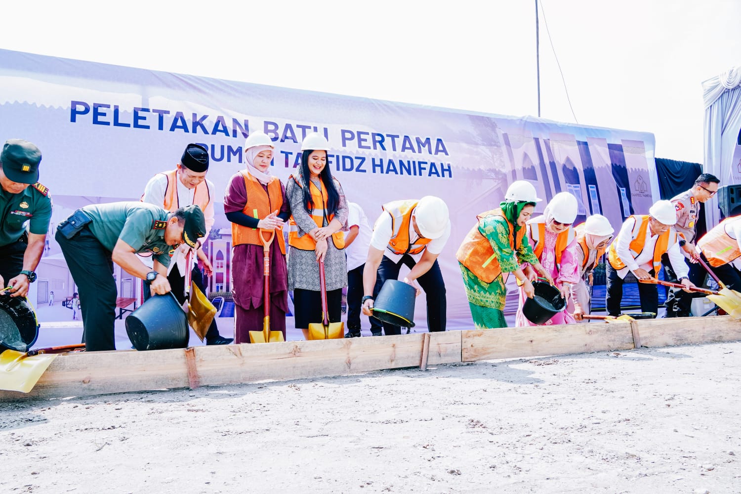 Peletakan Batu Pertama Pembangunan Rumah Tahfidz & Panti Asuhan Hanifah, Bobby Nasution: Semoga Bermanfaat