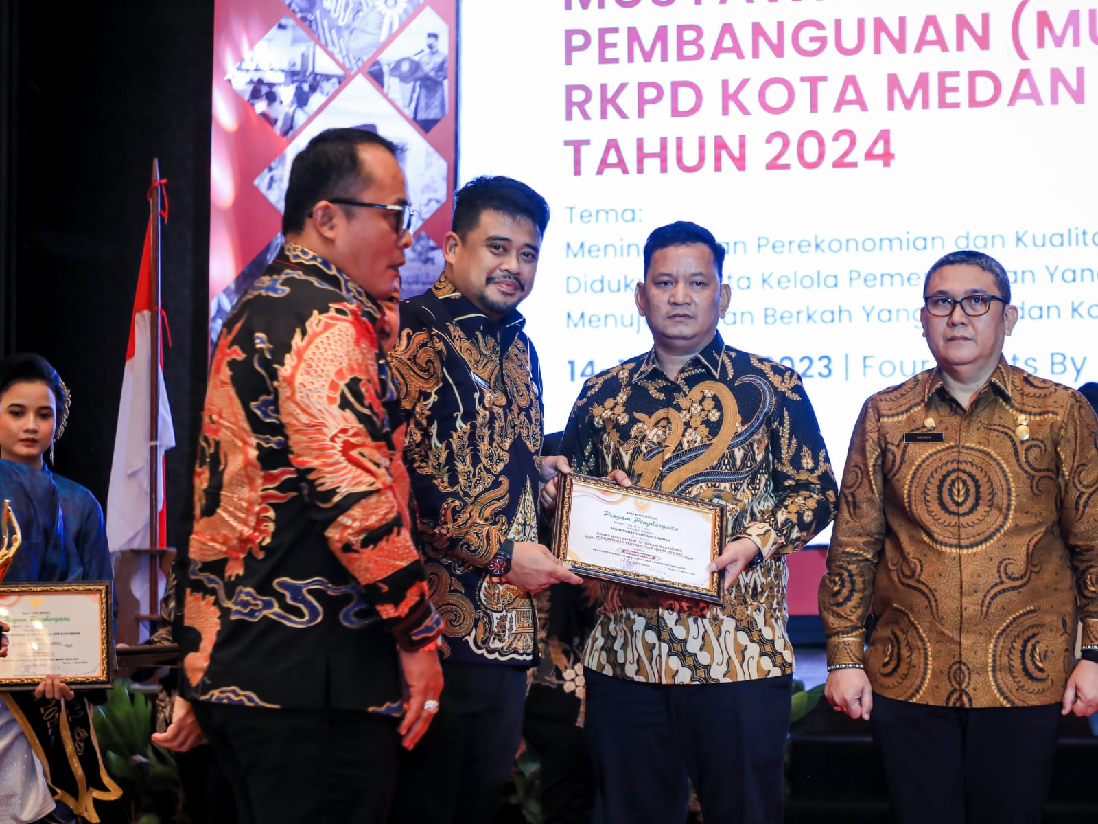 <em>Apresiasi Atas Inovasi Pelayanan Publik, Bobby Nasution Serahkan Penghargaan kepada Perangkat Daerah</em>