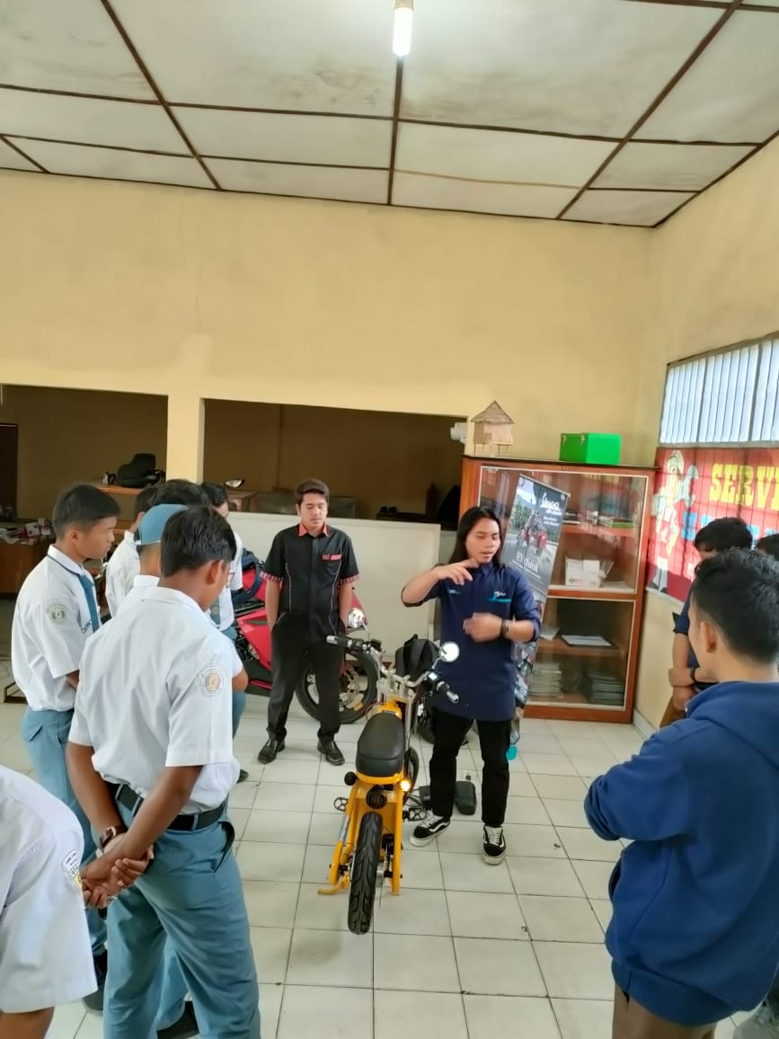 Perkenalkan Kendaraan Listrik, Bike Electric Education Goes To School
