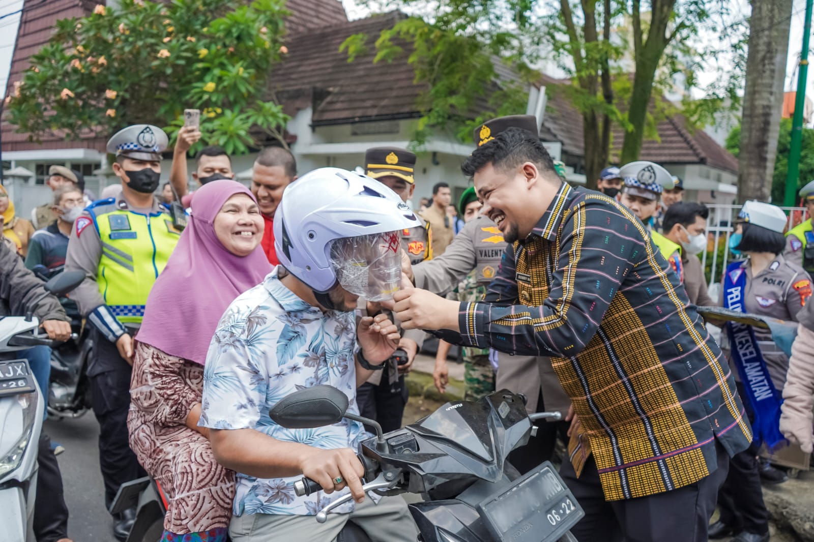 Dukung Peningkatan Kesadaran Masyarakat Tertib Lalu Lintas, Bobby Nasution Bagikan Leaflet & Helm
