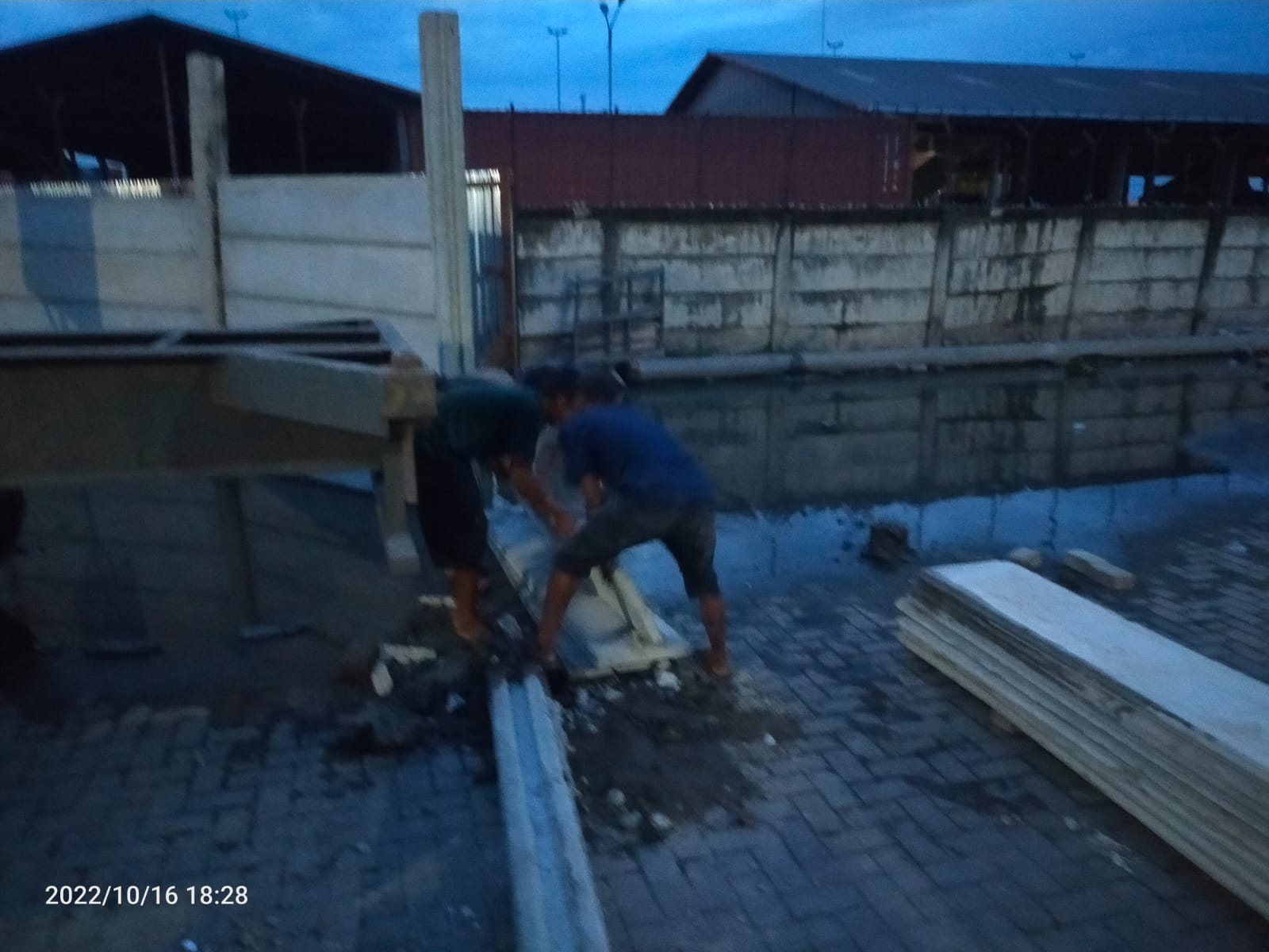 Perusak Tembok Perusahaan Masih Berkeliaran
