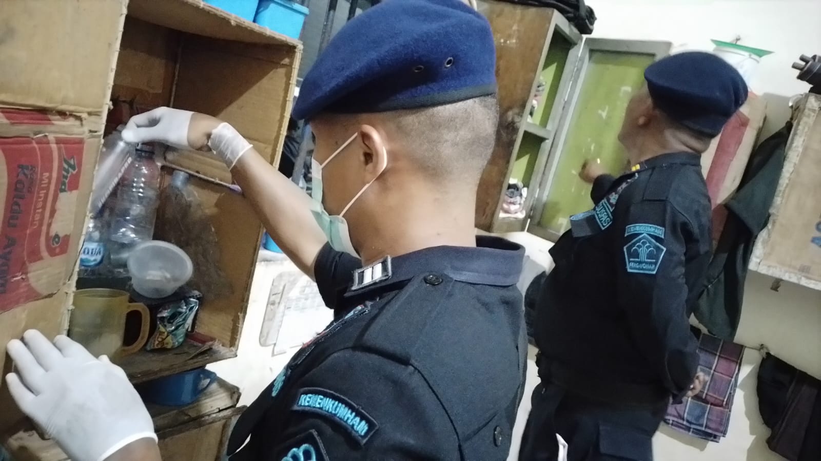 Tim Gabungan Mendadak Geledah Kamar Narapidana Latabas Malam Hari