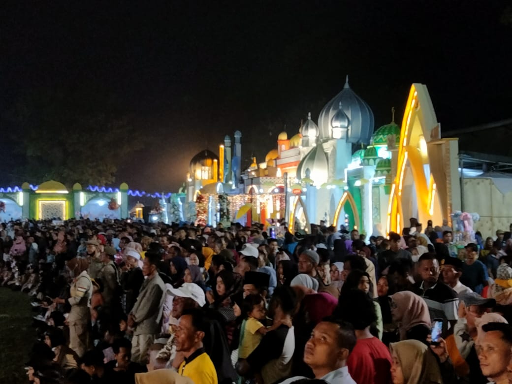 Massa Padati Lapangan Bola Kaki Desa Saentis Pada Penutupan MTQ Ke-56