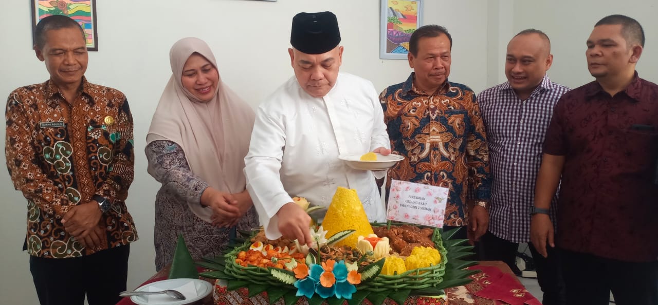 Kadis Pendidikan Sumut Resmikan Revitalisasi Gedung SMAN 2 Medan