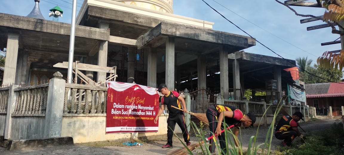 Masyarakat Bersama Brimob Polda Aceh Bersihkan Masjid Sambut Ramadan 1444 H