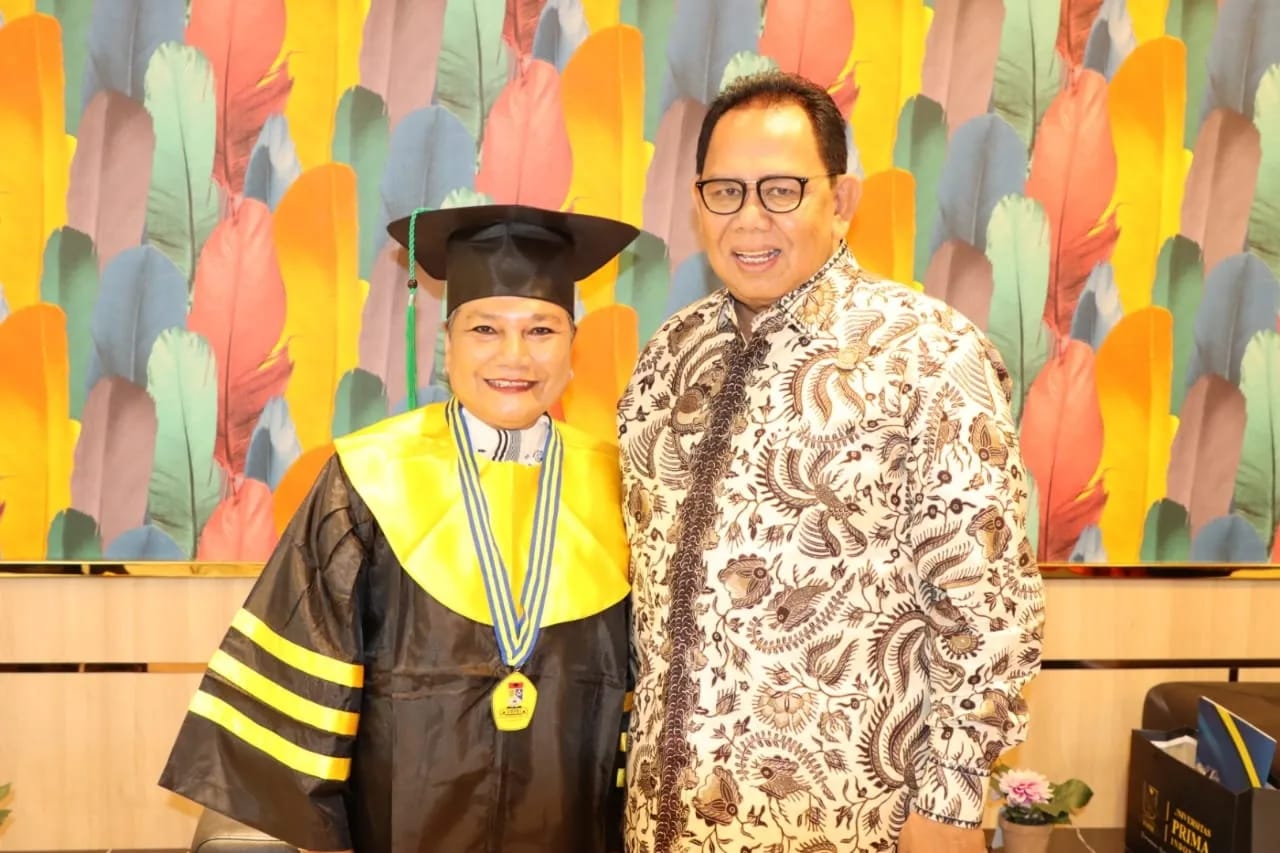 Ribka Tjiptaning Dianugerahi Gelar Doktor Kehormatan