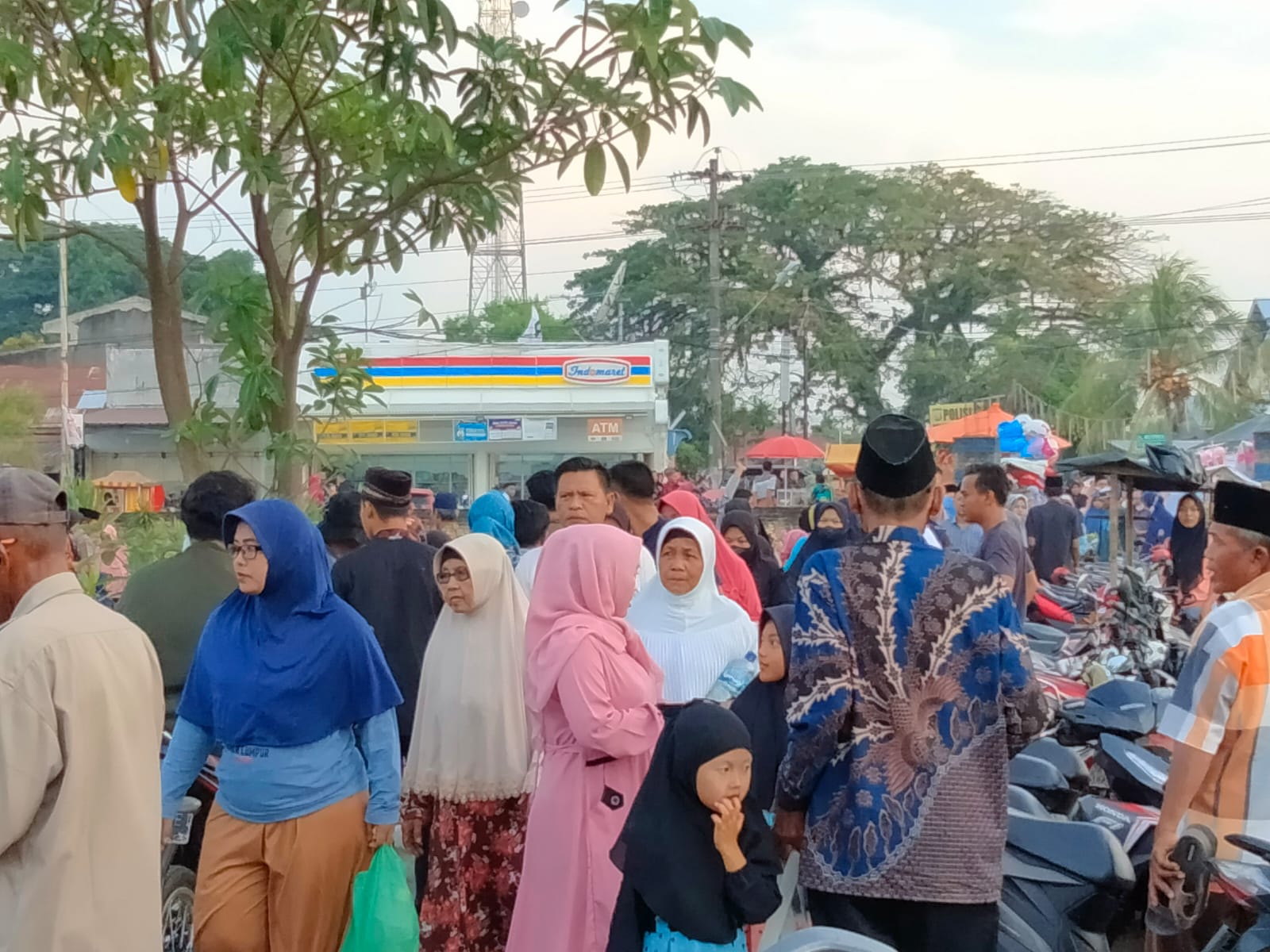 Jelang Ramadan 1444 H, Warga Padati TPU