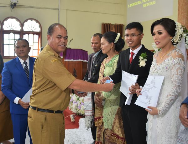 Terapkan Pelayanan Ceria, Dukcapil Humbahas Serahkan Dokumen Pengantin Baru