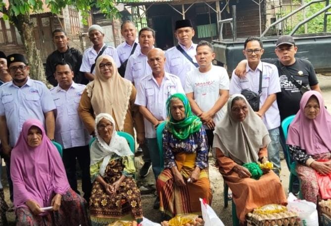 Sambut Ramadhan, SMSI Madina Berbagi Dengan Lansia