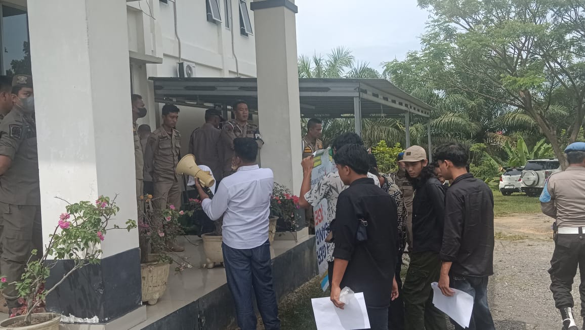 Aliansi Mahasiswa Bersatu Labura Demo, Desak Kadis LH Dicopot