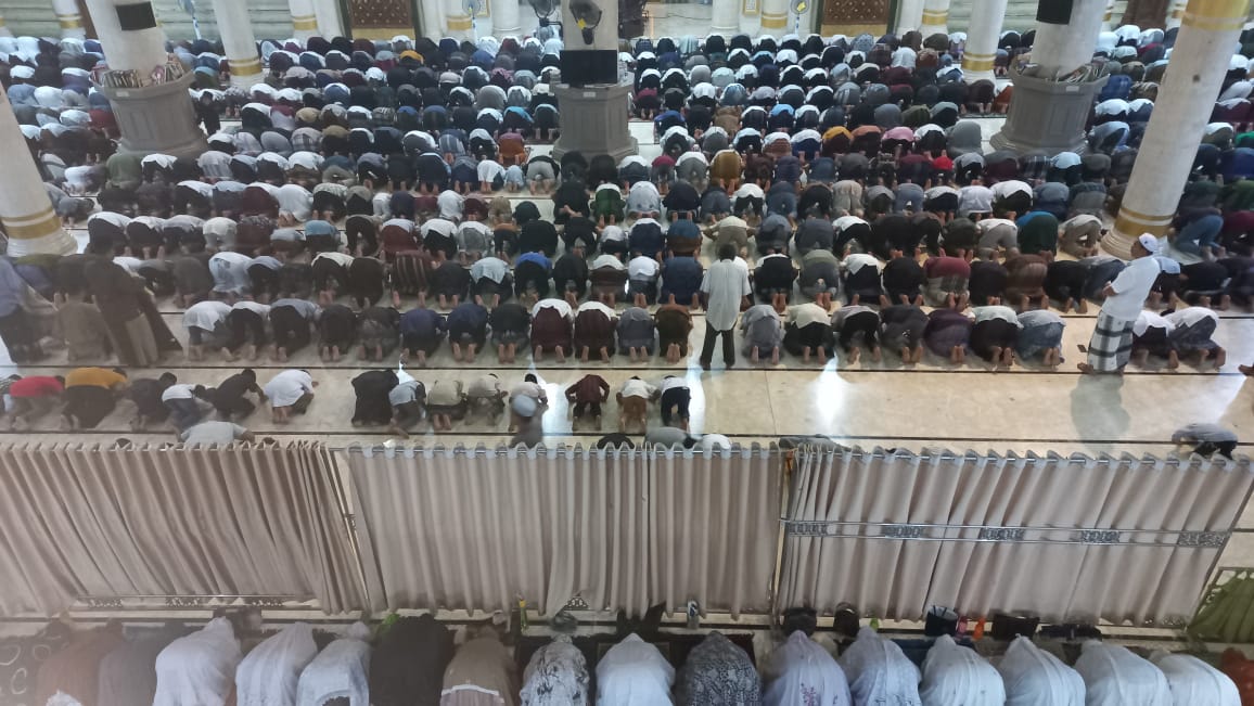Tarawih Perdana Membludak Di Masjid Agung Darussalihin, Idi
