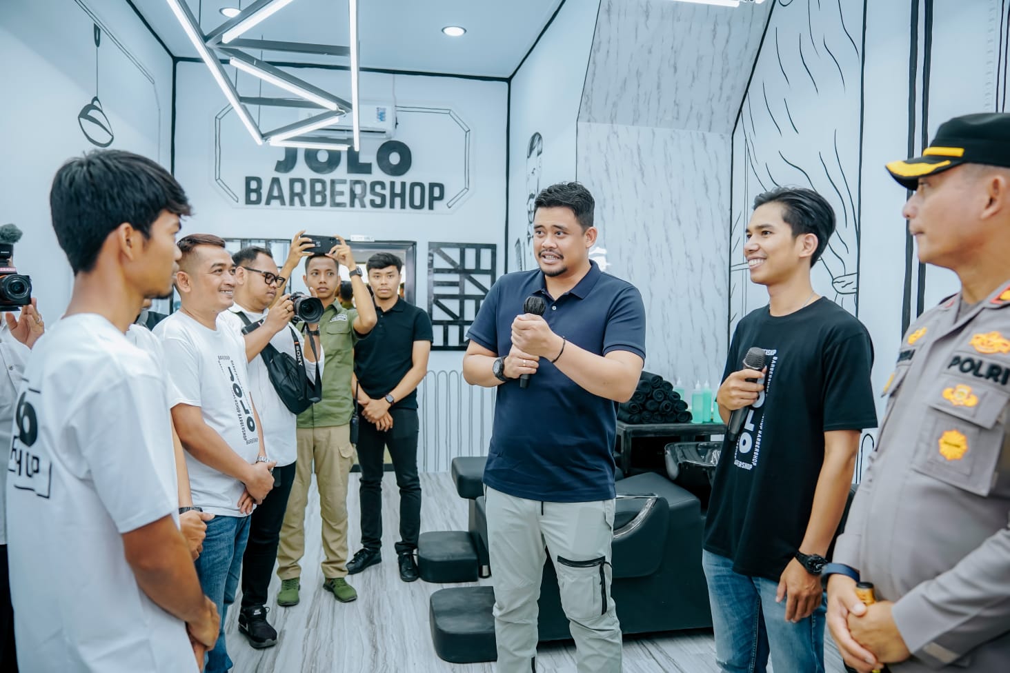 Jolo Barbershop Pekerjakan Dua Lulusan Pelatihan Disnaker Medan