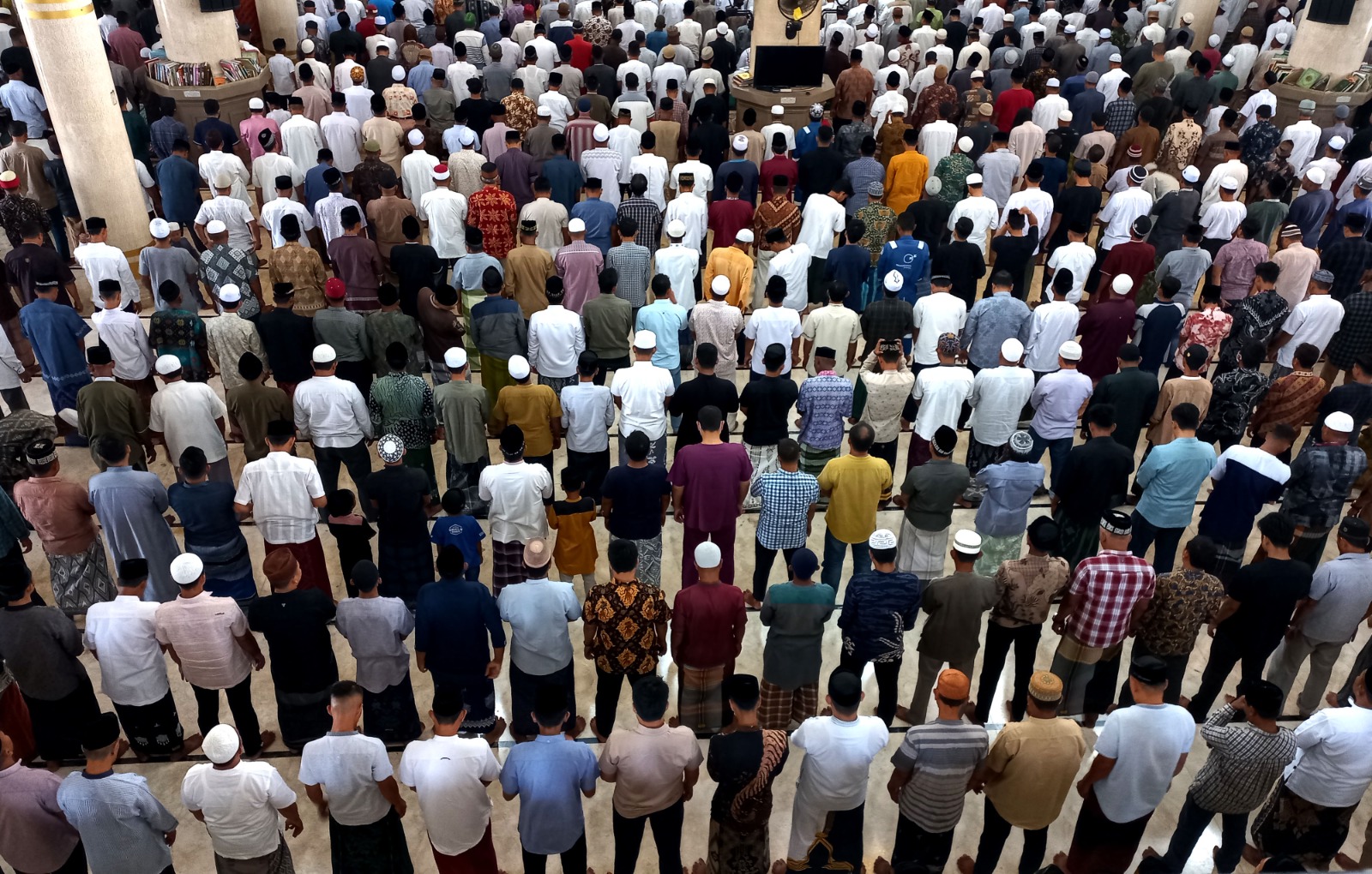 Jumat Perdana, Ribuan Jamaah Padati Masjid Agung Darussalihin Idi