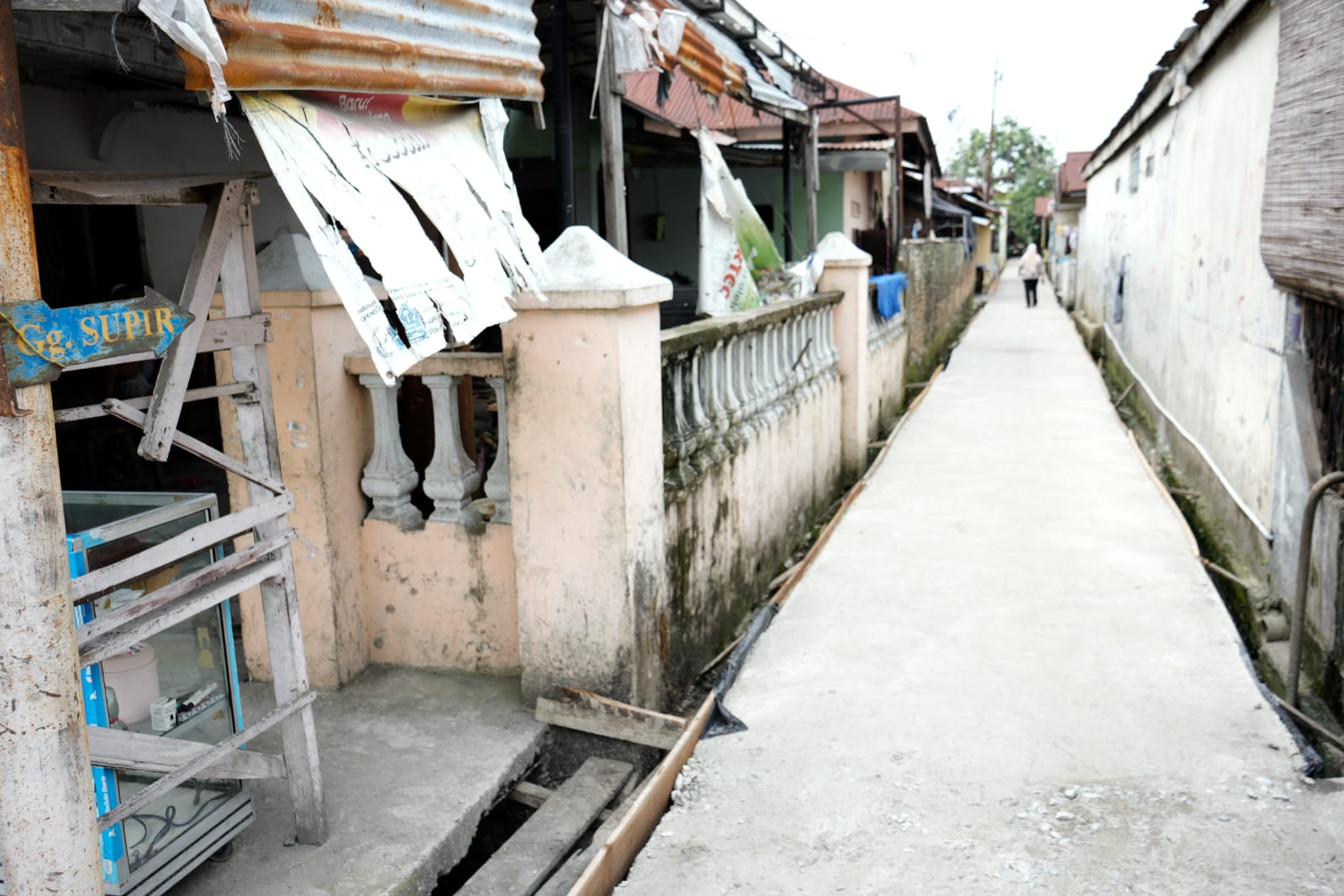 <em>Warga Senang, Dana Kelurahan Dimanfaatkan untuk Beton Jalan Rusak</em>