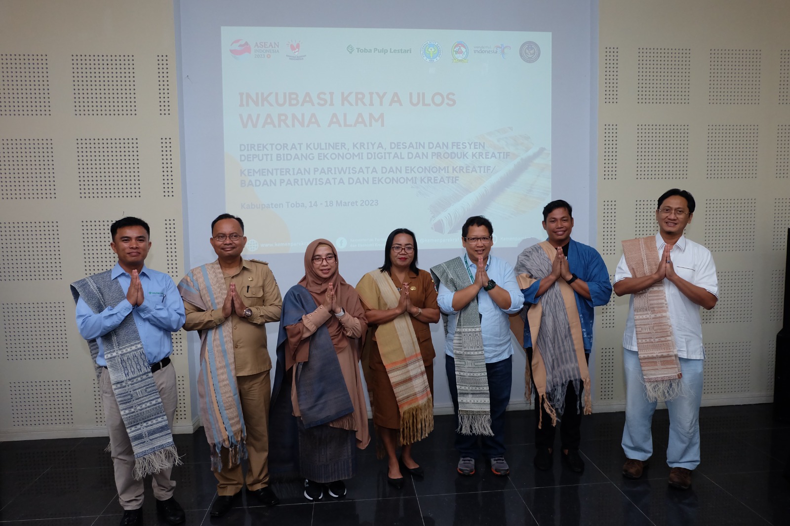 TPL Kini Jadi Bapak Asuh Penenun Ulos Pewarna Alami Kabupaten Toba