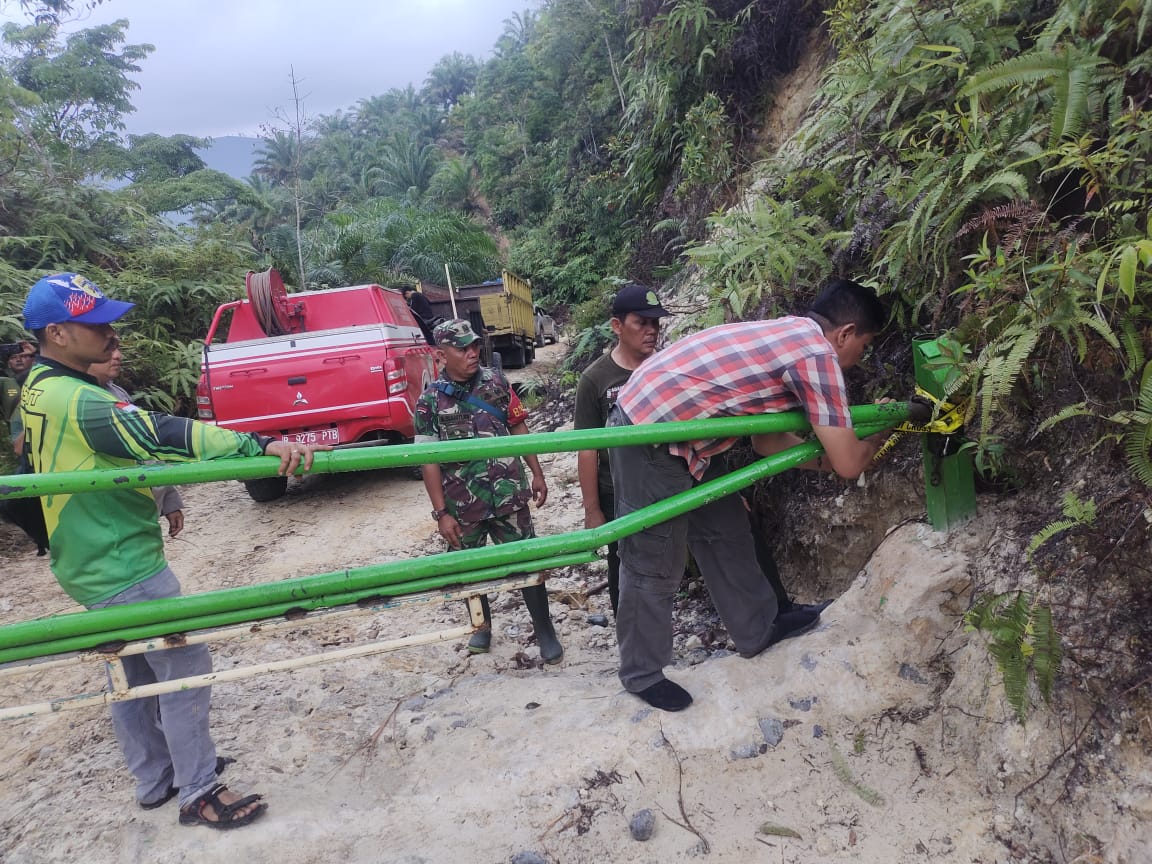 Illegal Logging Di Tapsel, Pelaku Rusak Portal Polisi