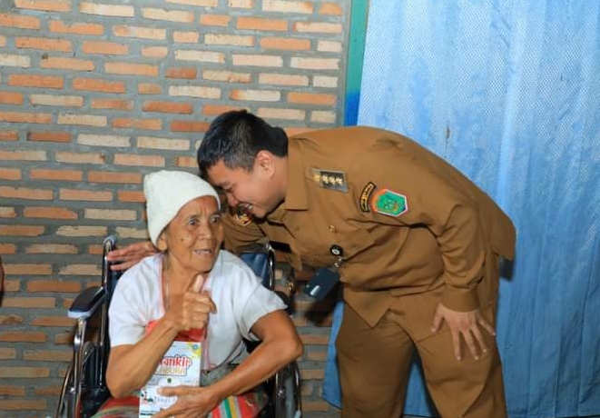 Bupati Labura Serahkan Bantuan Kursi Roda