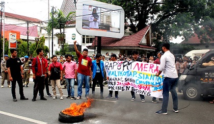 Massa Bakar Ban Bekas Di Depan Pintu Gerbang Balai Kota P.Siantar