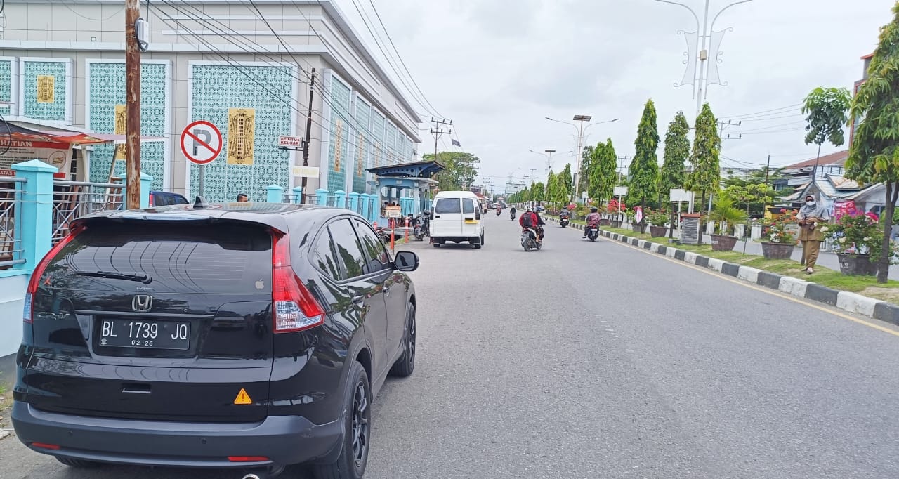 Parkir Sembarang Di Depan RSUD Tgk Chik Ditiro, Kesadaran Masyarakat Masih Rendah