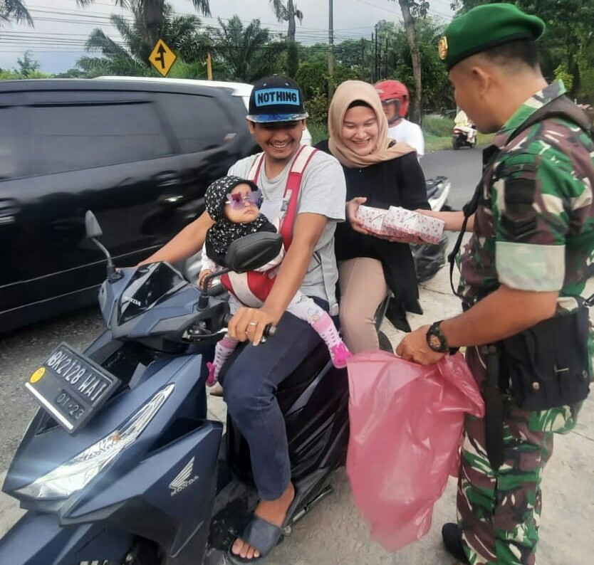 Korem 022/PT Bagi Takjil Gratis Kepada Masyarakat