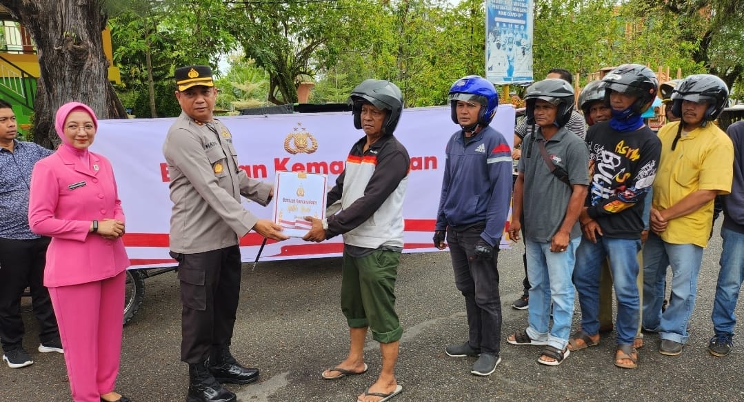 Peduli Ramadan, Polres Langsa Bagikan 125 Paket Sembako Ke Warga