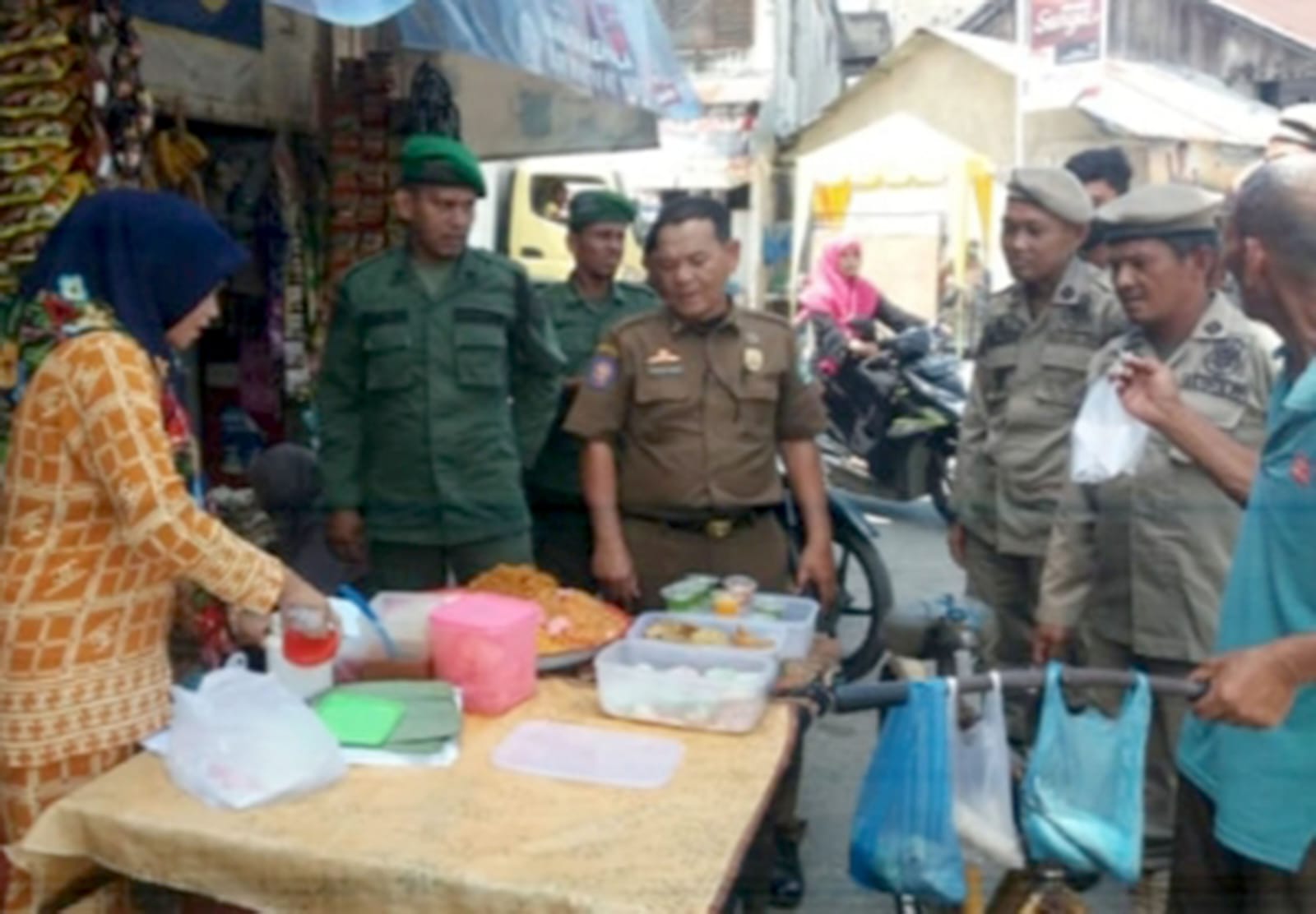 Satpol PP/WH Pidie Tegur Pedagang Makanan Siang Hari
