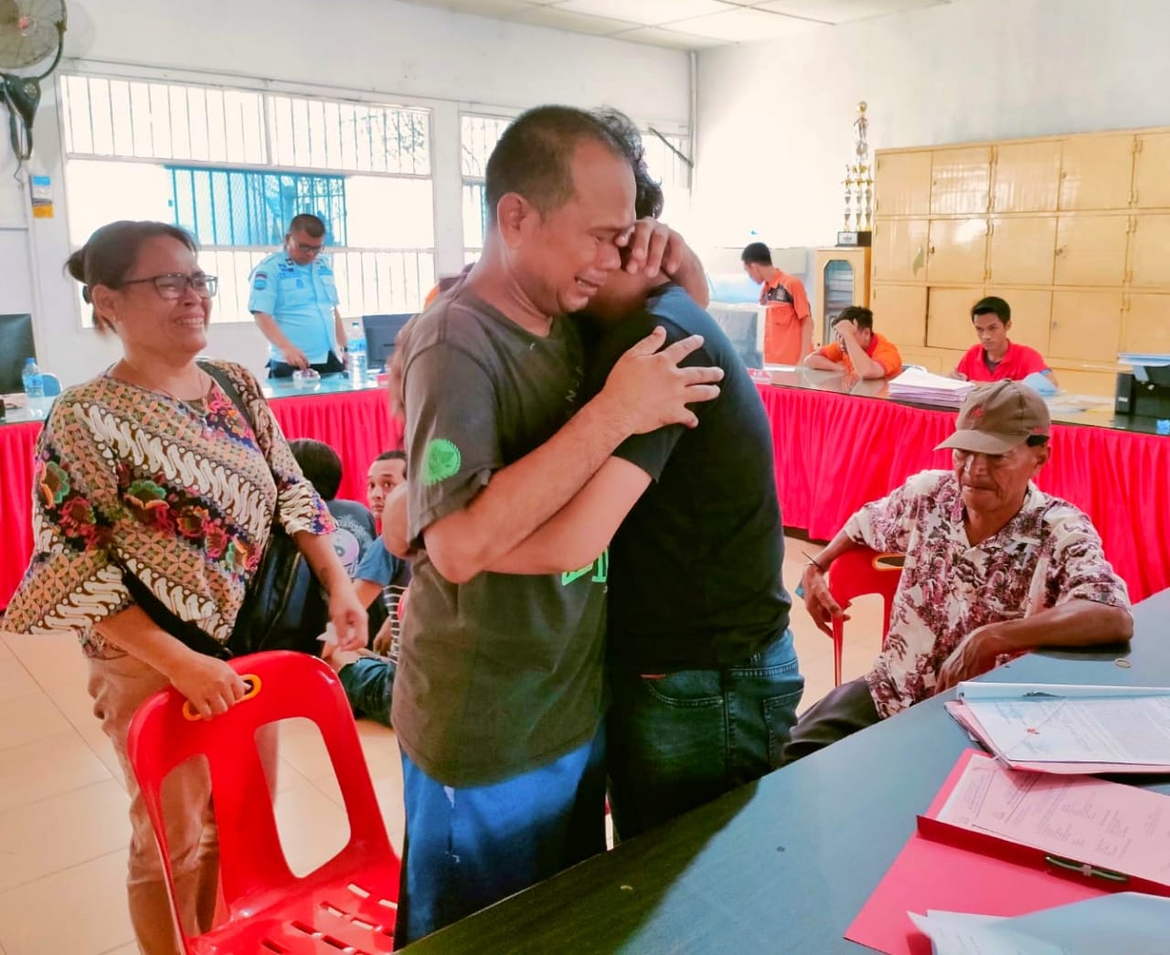 Ayah Dan Anak Tangis Berpelukan Usai Damai Lewat RJ
