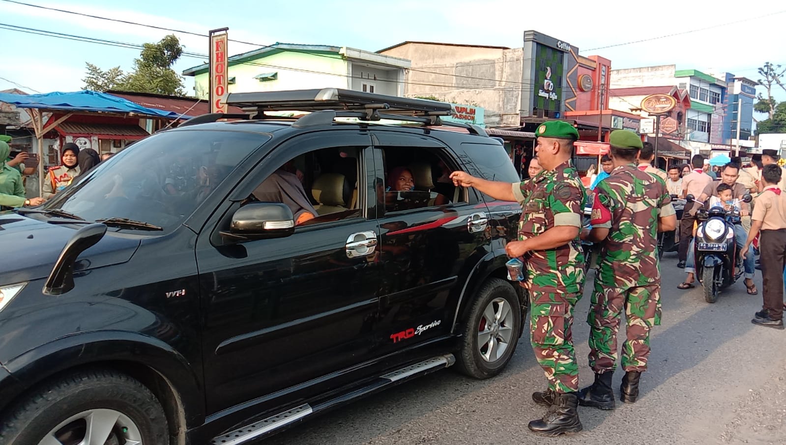 Babinsa Koramil 08 Barumun Bagi-bagi Takjil