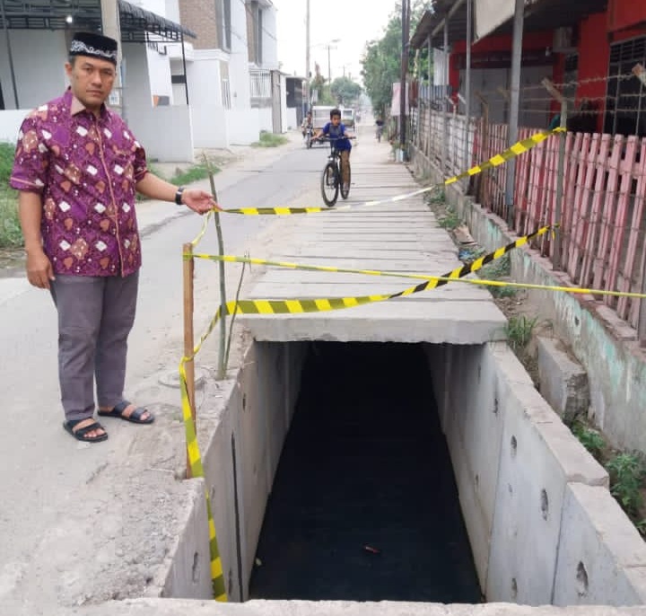 Anggota DPRD Sumut H Hanafi LC Minta Pemko Tutup Saluran Drainase Di Jalan Lukah Medan