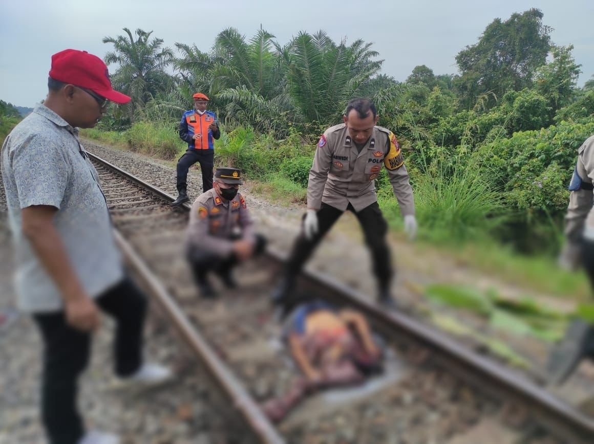 Diduga ODGJ Tewas Tertabrak Kereta Api Di Lima Puluh